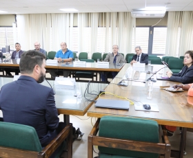 Delegação da Embaixada de Cuba, a Reitora da União de Santiago de Cuba, Diana Sedal Yanes e o Prof. Fidel Castro Neto, em reunião com Reitora da UnB, profª. Rozana Naves. 21/10/2025 Foto: Beto Monteiro/Ascom UnB